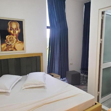 Bs Hotel Durres Bagian luar foto