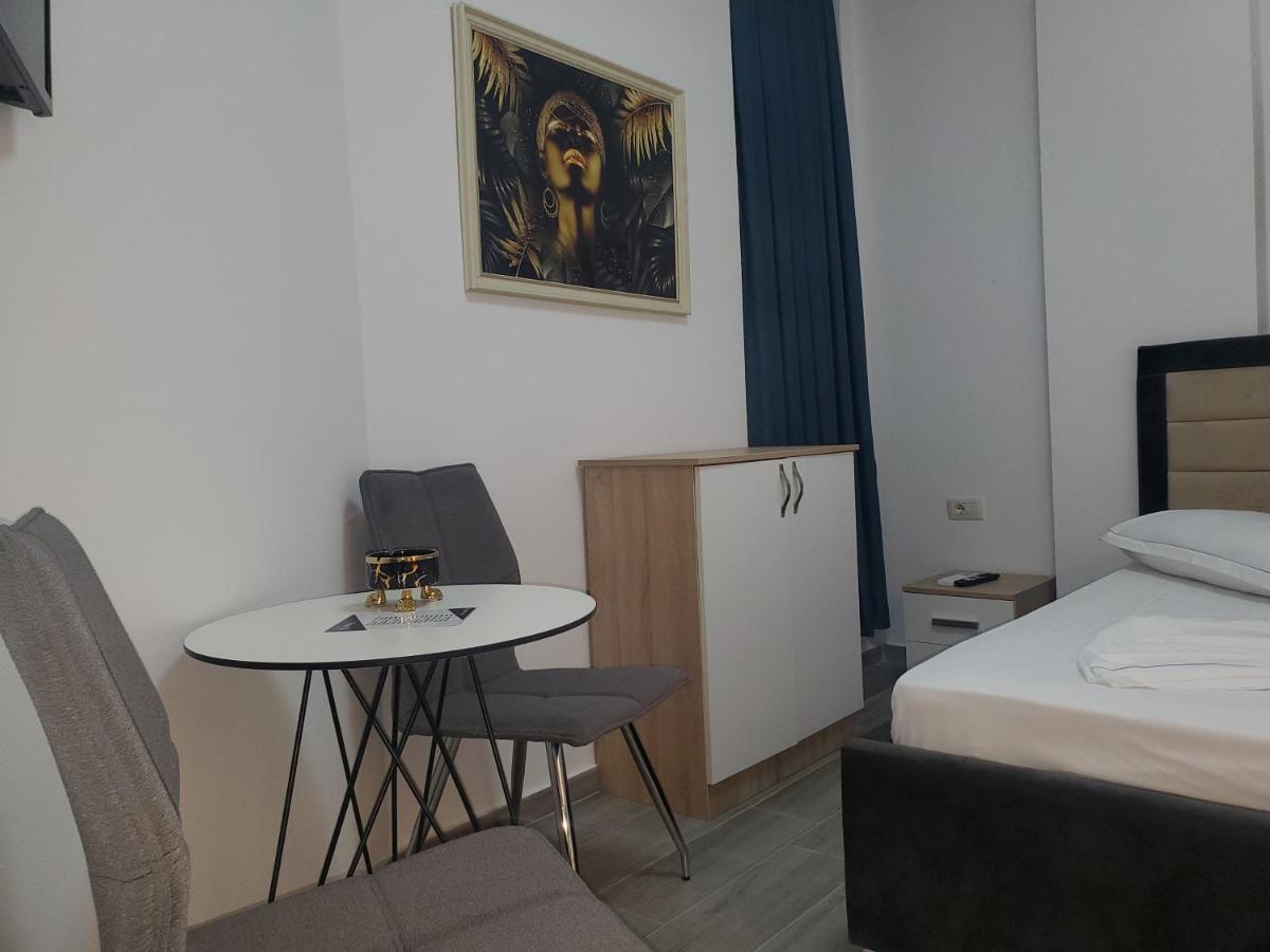 Bs Hotel Durres Bagian luar foto