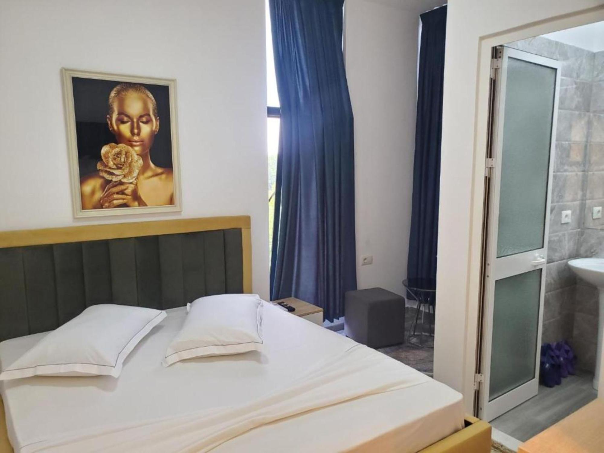 Bs Hotel Durres Bagian luar foto