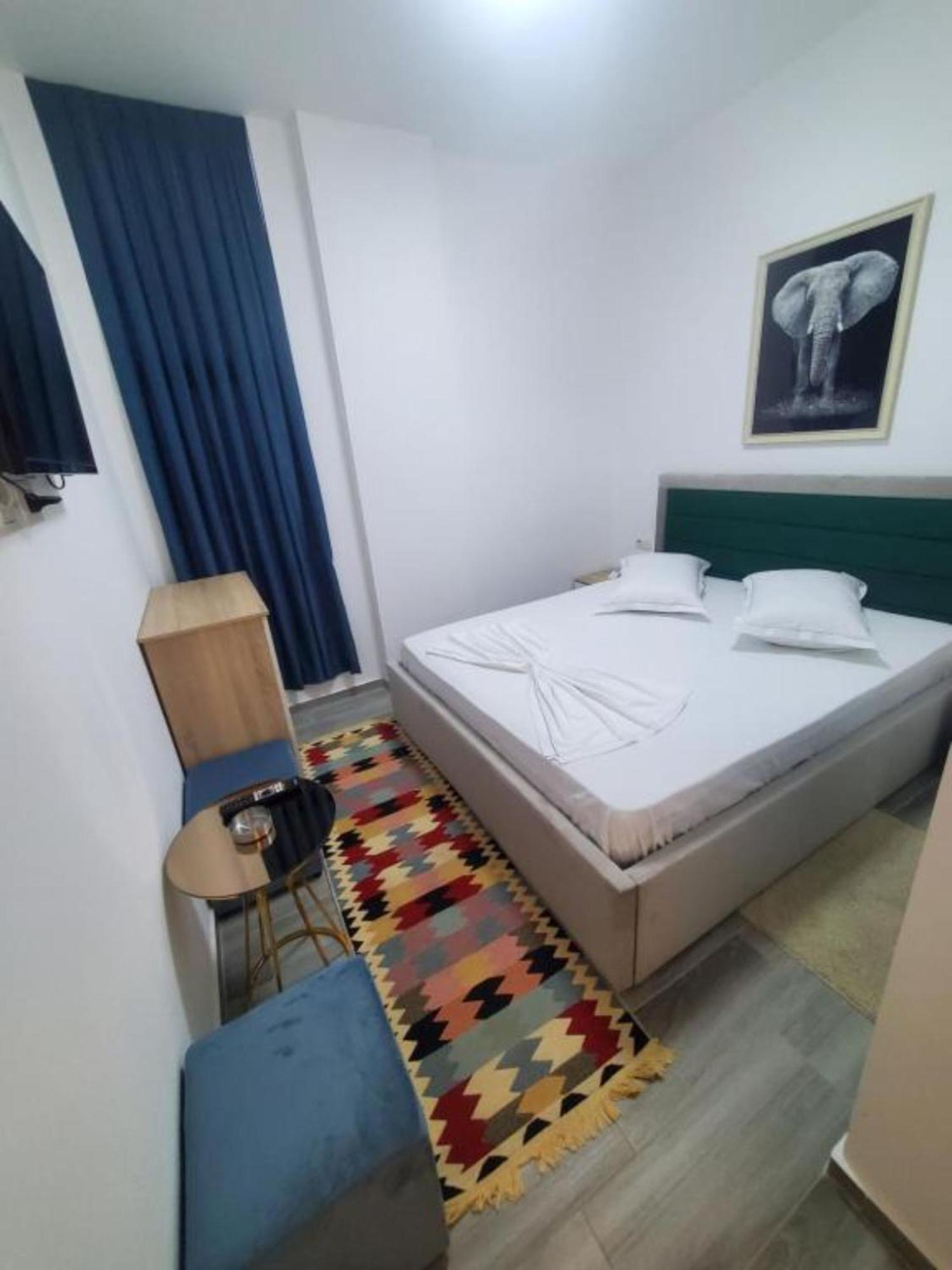 Bs Hotel Durres Bagian luar foto