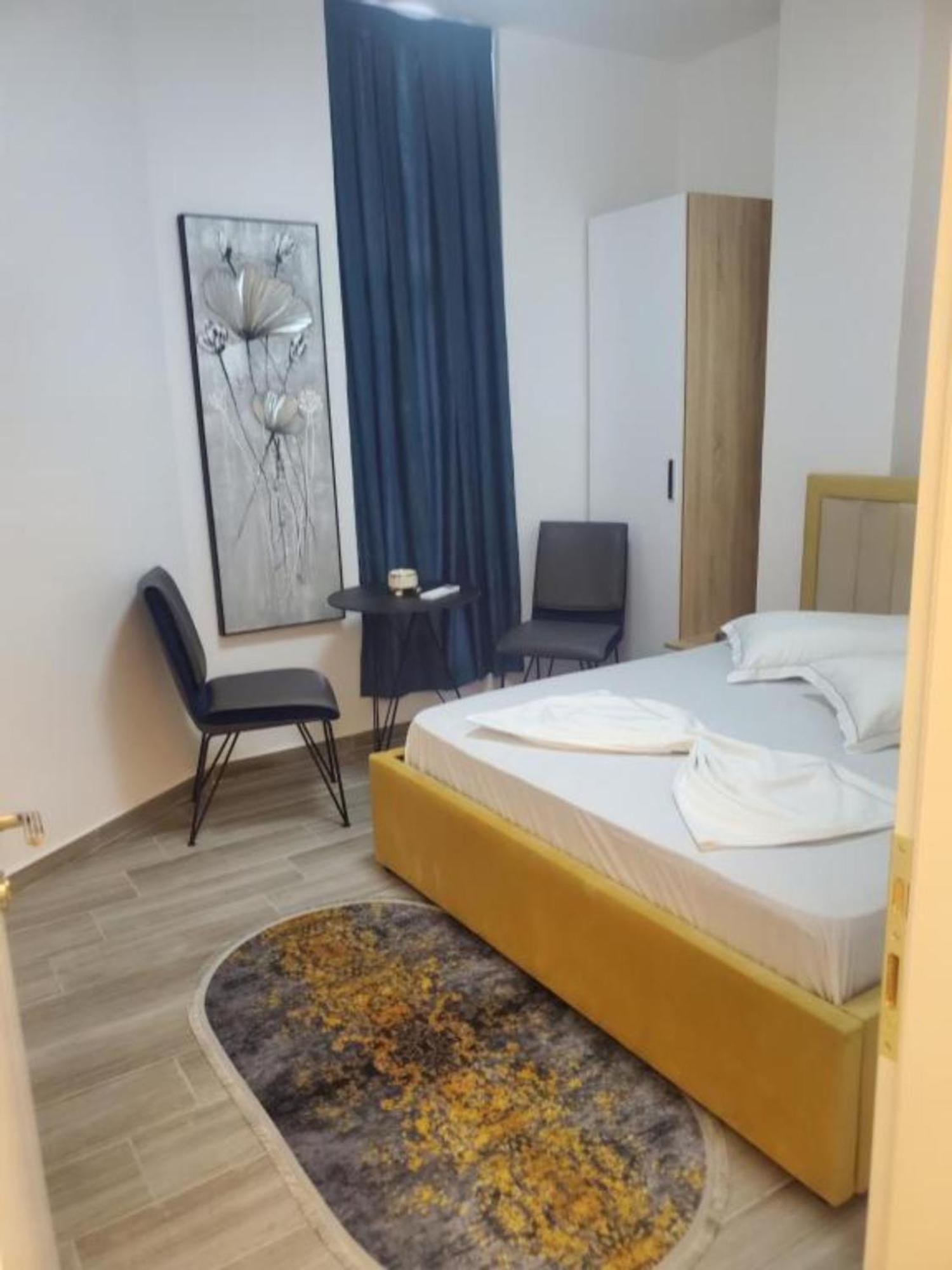 Bs Hotel Durres Bagian luar foto