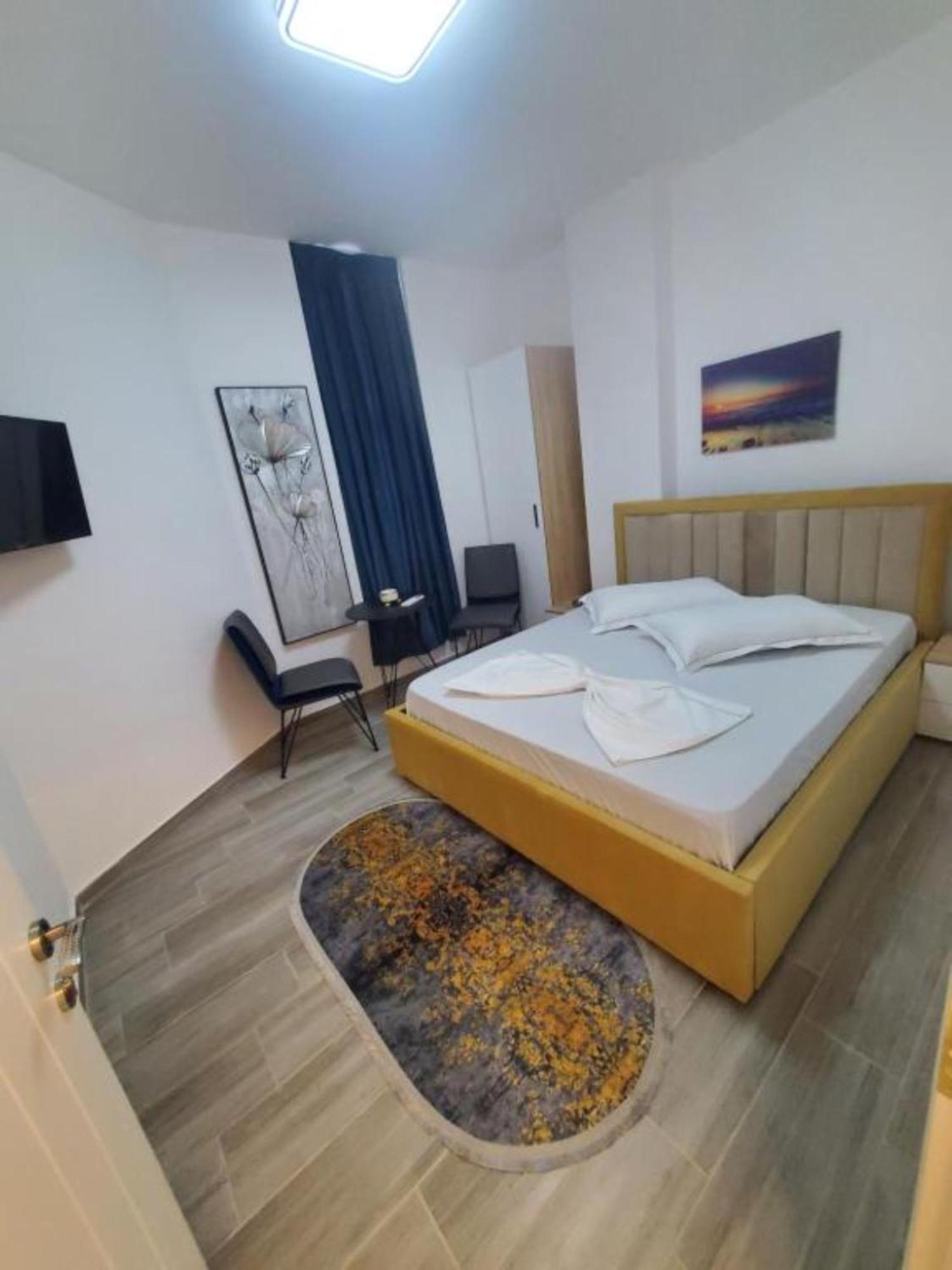 Bs Hotel Durres Bagian luar foto