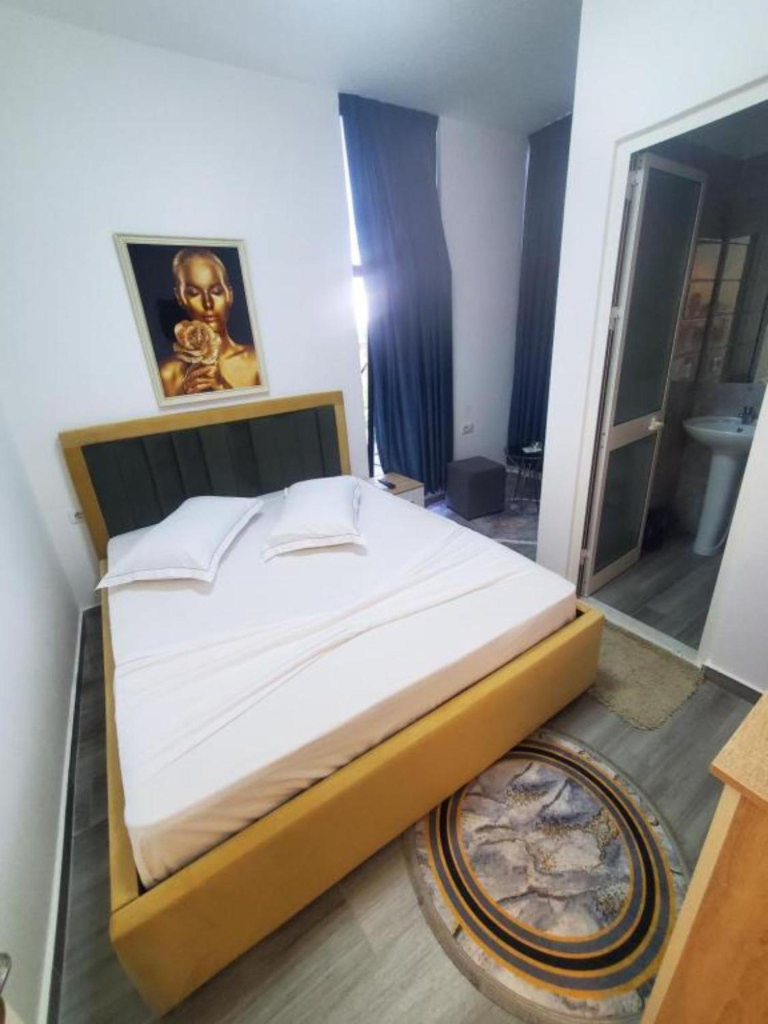 Bs Hotel Durres Bagian luar foto
